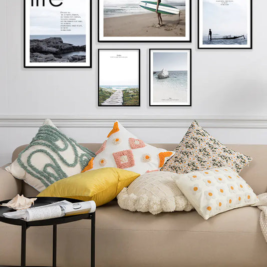 Cojín bordado nórdico en sofá beige con cojines de colores (dato por confirmar)